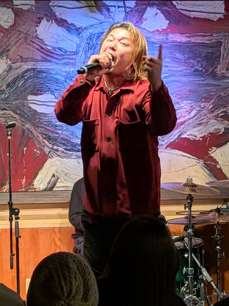 KUROSAN8's tweet photo. 1/24(土) 唐津市 #音食屋ゆぐどらしる
昨年10月の佐賀市RAG-Gでのライブでカヨロカと対バンした #NITROBOX のボーカル DAIKIさんがオーナーのお店
ちょうどこの日はNITROBOXのギター Maedasanさん(公式名が「Maedasan」らしい 笑)のお誕生日 🎂
おめでとうございます!! 🎉🎉🎉 https://t.co/3D0iSnHWQr