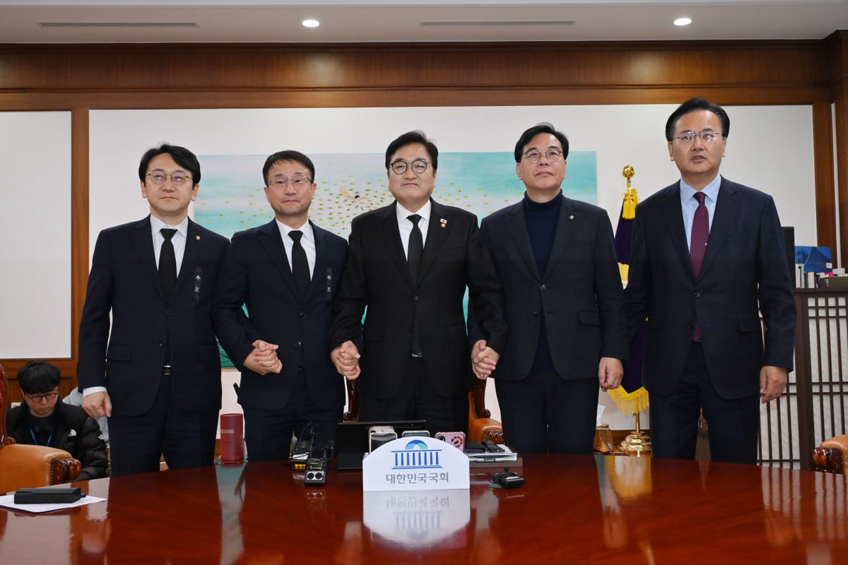 <국익과 민생 앞에서 여야의 책임 있는 결단을 요청합니>

*우원식 의장 발언 전문

본격적인 여야회동에 앞서 트럼프 대통령께서 대한민국 입법부를 명시해 관세인상을 발표했기 때문에 국회를 대표하는 의장으로서 한 말씀 드리지 않을 수 없습니다. SNS를 통한 갑작스러운 발표로 우리 국민의