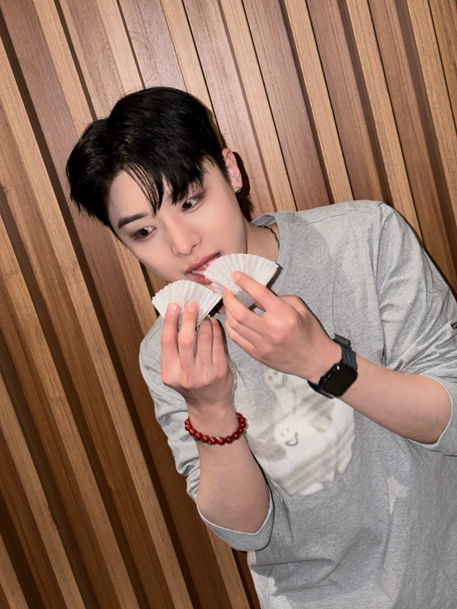 XODIAC_MEMBERS's tweet image. [#렉스] 

두바이 쫀득쿠키 사줄사람 (누구야) 🤫

#XODIAC #소디엑 #LEX #렉스