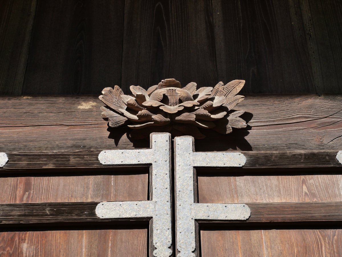 仏殿の桟唐戸の軸摺（？）の上には獅子頭がついていました。木鼻が獅子