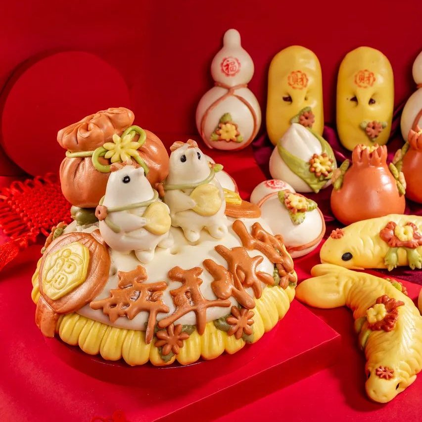 临清枣山花糕精致讨喜，胶东刺猬面品含币纳财，还有寿果、面鱼等吉祥造型。济南、鲁南蒸年糕、枣糕，寄托“年年登高”。