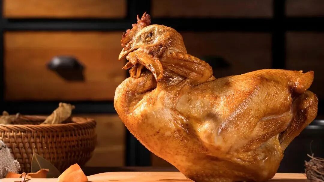 德州扒鸡曾经被乾隆皇帝御赐为“神州第一奇”。采用经年循环老汤，辅以药食同源香辛料调和香气，清香不腻、药食功能兼具，绝对是高蛋白低脂肪的美食首选。