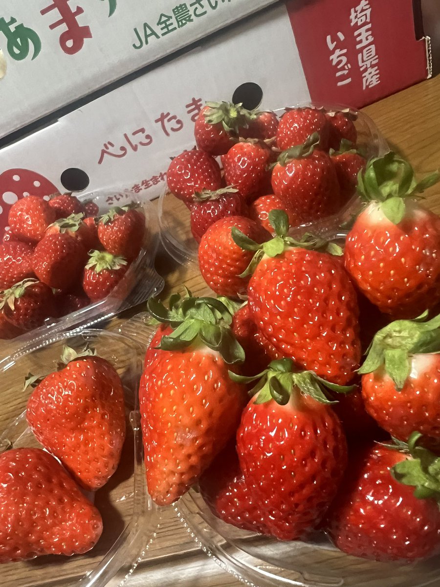 emem1216's tweet photo. よしゃー！
べにたま🩷あまりん🩷紅ほっぺ🩷
埼玉県産🍓しばり！！ https://t.co/XzWdUmlxZk