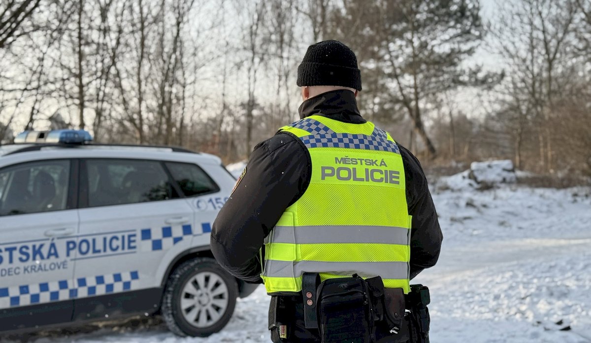 „Dávám strážníkům palec nahoru“
V odpoledních hodinách přijal operační důstojník hradecké městské policie žádost o vyslání hlídky. Volající žena uvedla, že v lese nalezla dezorientovaného muže ve sportovním oblečení, který se obtížně pohybuje.
Více na ➡️mhk.cz/1AT