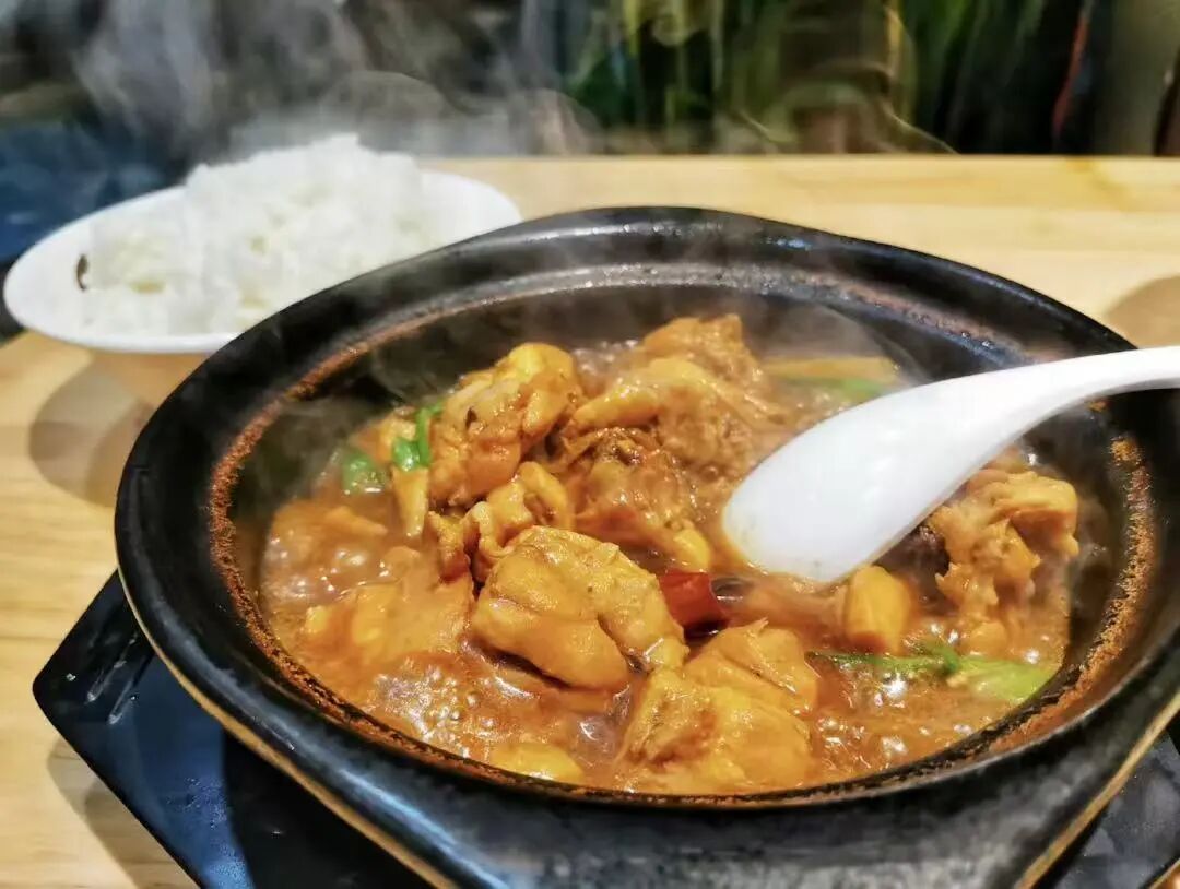 “世界炒鸡看中国，中国炒鸡看山东，山东炒鸡看临沂，临沂炒鸡甲天下！”临沂炒鸡以量大味美而著称，制作选用优质土鸡，肉质鲜嫩，口感极佳。