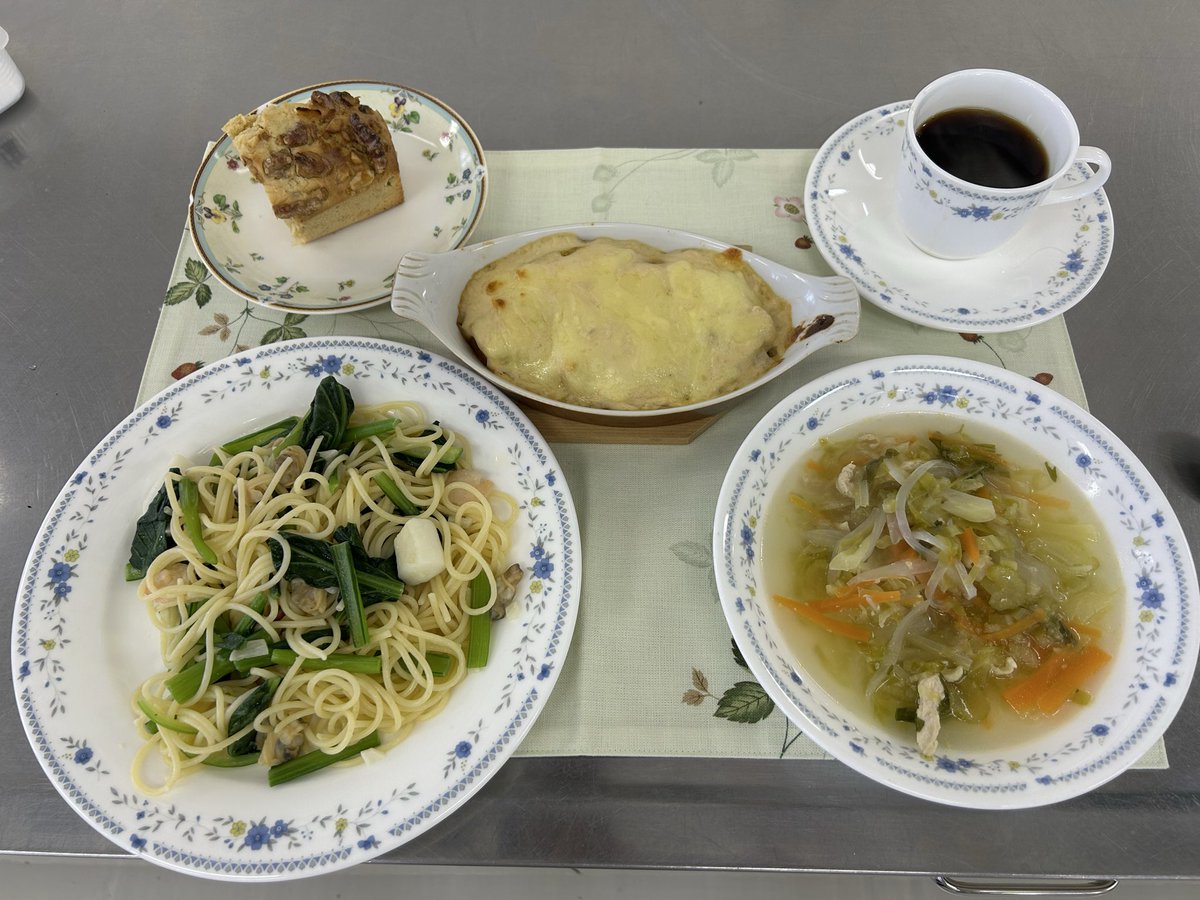 西区民センター　料理教室👩‍🍳
旬を食べる　洋風料理　です

🔸かぼちゃ🎃のグラタン
🔸シーフードと小松菜のペペロンチーノ
🔸キャベツとセロリのスープ
🔸バナナケーキ
🔸コーヒー☕️

冬になると食べたくなるグラタン、たっぷりの野菜入りのスープ、どれも美味しかったです😋