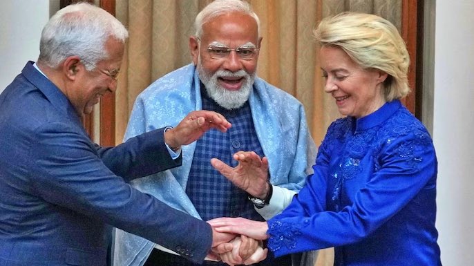 मोदी जी को ध्यान से देखो आँखों को देखो , कहाँ ध्यान है अब बताओ