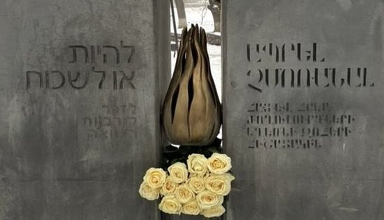 Journée internationale de commémoration de l’Holocauste.

Recueillement de la Chargée d’Affaires de l’Ambassade de 🇫🇷 en 🇦🇲 devant le monument aux victimes des génocides juif et arménien, à Erevan.

Que le souvenir nous inspire à lutter contre la haine sous toutes ses formes.