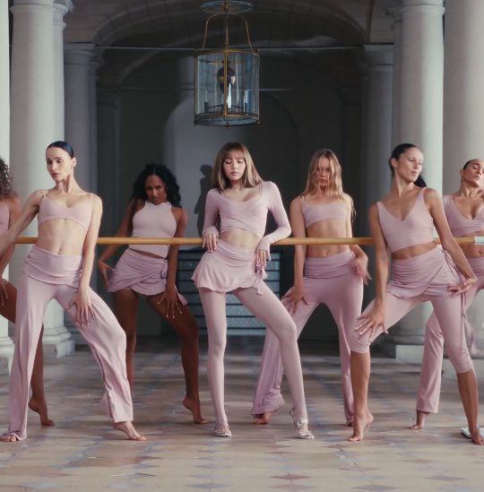 จากรูปคือพรีเซนท์ว่าจะเคลื่อนไหวแบบไหนก็เอาอยู่ ยืดหยุ่น รองรับการเคลื่อนตัวทั้งหนัก เบา พริ้วไหวก็ได้ เออ เอาสิ 

ใช่ค่ะ อิชั้นขายของช่วยลูกสาว 

#LISAxNikeSKIMS 
#LISAxNIKE
<a href="/wearelloud/">LLOUD</a>