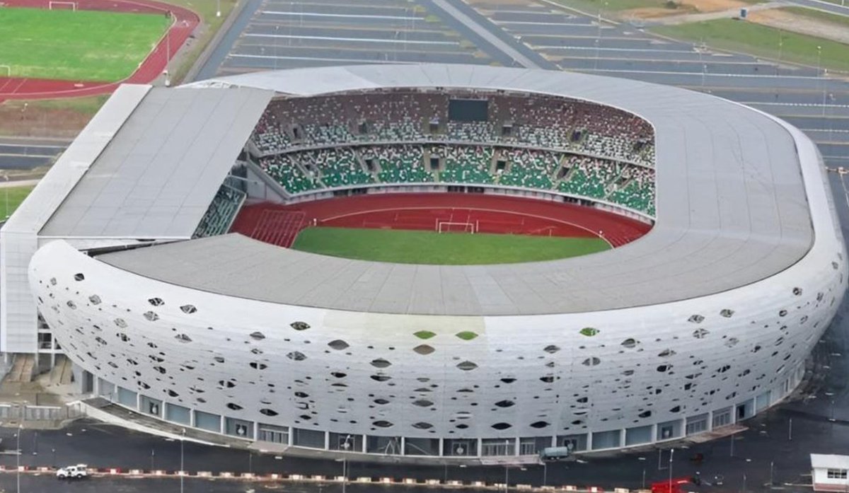 Three reasons why Godswill Akpabio 🏟 isn't World-Class.

CAF &amp; FIFA approved it because it met the basics requirements to host matches but never a World-Class facility.

1.  No pitch side electronic screens.
 
2. Extremely old Media Conference room.

3. Old dressing rooms.

4.
