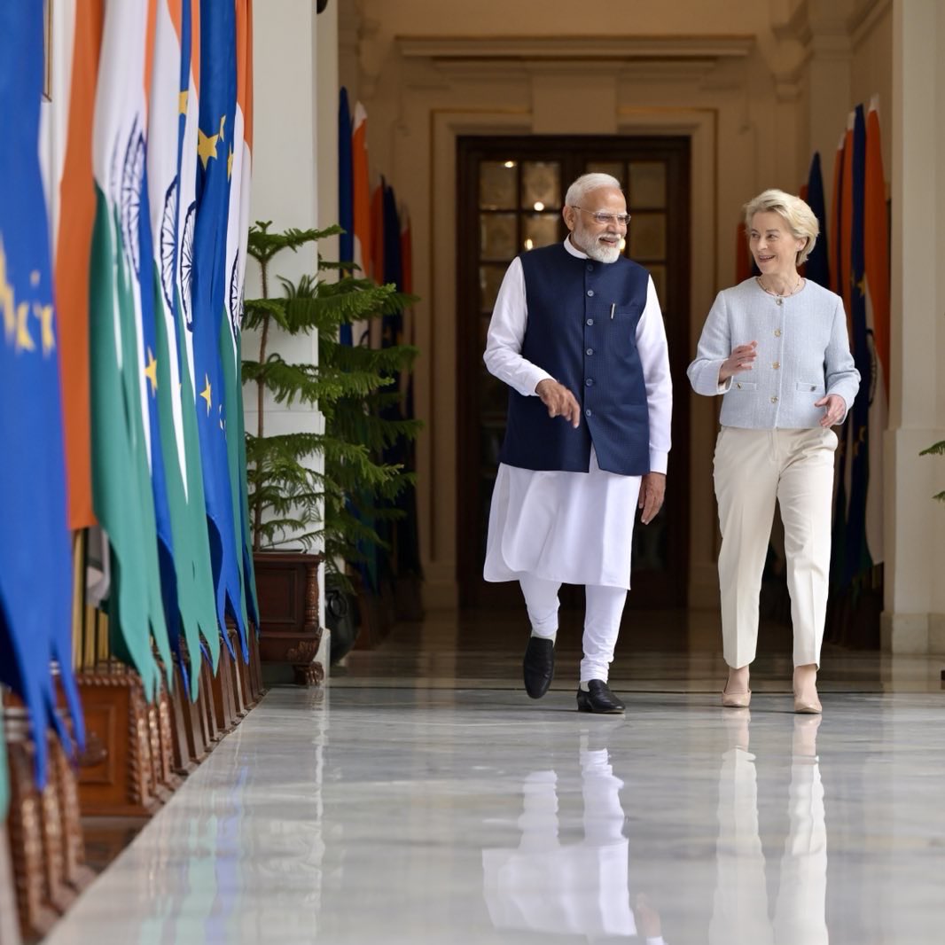"मोदींजींची 'मौन' क्रांती, अमेरिकेला शह, युरोपशी मैत्री आणि ट्रम्प यांच्या टॅरिफ वॉरवर 'मास्टरस्ट्रोक'!"

भारताच्या ७५ व्या प्रजासत्ताक दिनी नवी दिल्लीतील 'कर्तव्य पथा'वर केवळ भारताचे लष्करी सामर्थ्य दिसले नाही, तर जागतिक सत्तेचे केंद्र बदलत असल्याचे संकेतही मिळाले. 

युरोपीय