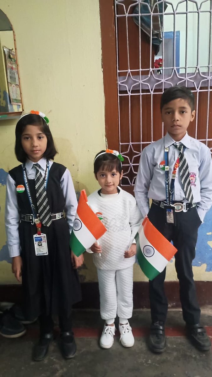 हमारे ये जो बच्चे तीन हैं यारो 
बहुत ख़ुश हैं, नहीं ग़मगीन हैं यारो 
    ~जावेद जहद