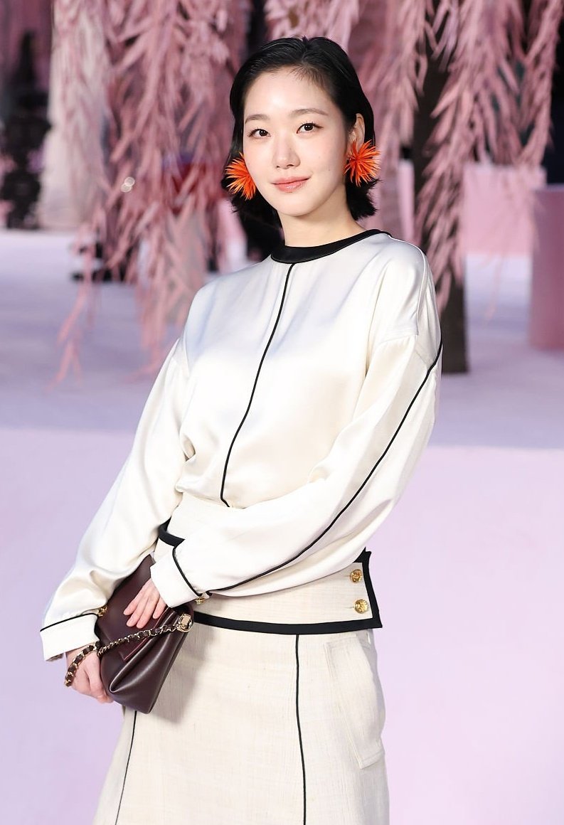 itgirlbackup's tweet photo. Kim Go-eun attending the Chanel couture ss26 show https://t.co/80vqC1EBIP