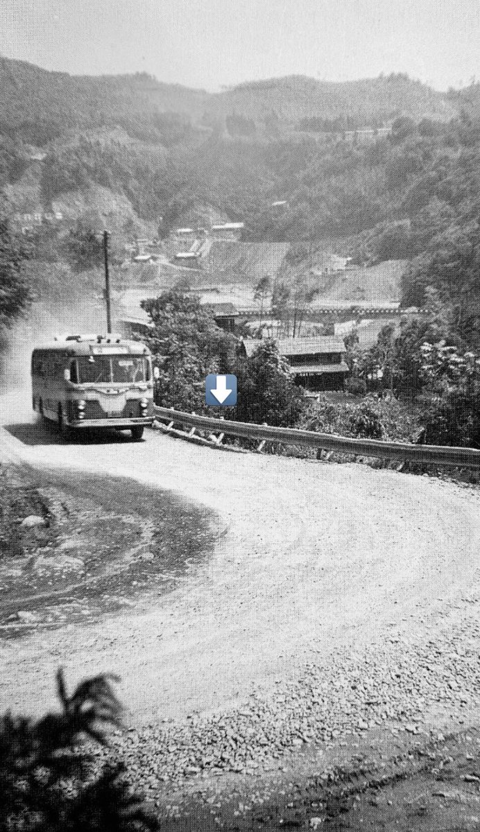 渇水した津久井湖にて姿を現したガードレール。支柱部分がくの字に折れ曲がっているのは実は水没前からでした。2枚目が水没前の同地点。