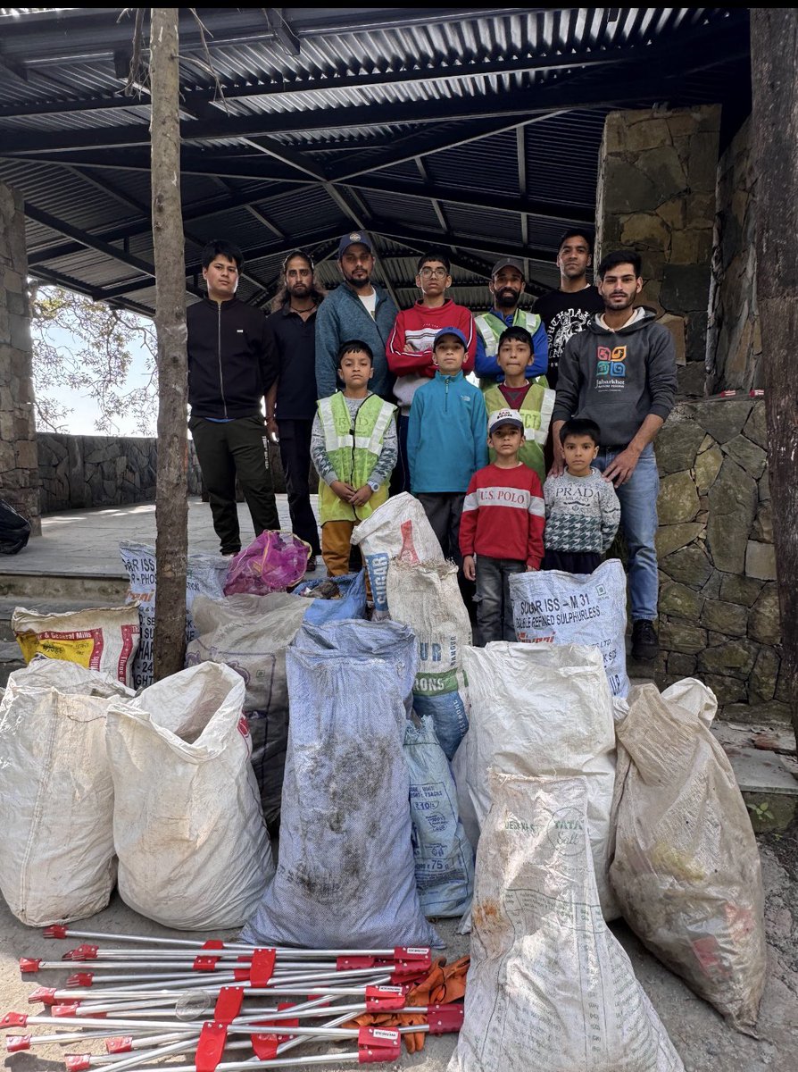 Supportwings_'s tweet photo. On this Republic Day, patriotism wasn’t just in words or flags,It was in action✨
Small hands,big hearts. Children and volunteers came together to clean the beautiful hills of Mussoorie.✨
#republicDay #jaihind #cleanIndia #swachhBharat #mussoorie #cleaningDrive https://t.co/YR6HUWCiDo