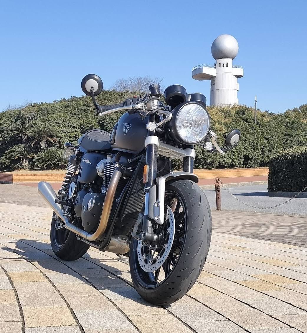napper_napalm's tweet photo. #バイク乗りとして軽く自己紹介　(2026年度版)
名前:なっぱ
性別:男
年齢:社会人4年目？
身長:170cm(誰がなんと言おうと)
住み:千葉
愛車:Speed Twin 1200
好き:色々
一言:手に柔らかい物をお願いします。 https://t.co/H1GsvP26CP