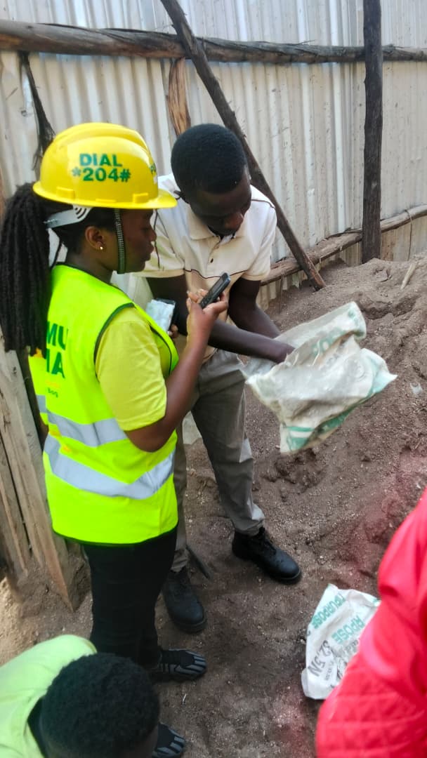 mahoroevelyn01's tweet photo. Masons are now earning extra cash as they build. Rewards are already being paid out to builders every day. Buy a bag of Hima Multipurpose Cement, get the code inside, dial *204#, and benefit instantly. More transactions mean bigger rewards.
#FunamuneHima #HimaCement @HimaCement https://t.co/omy0XpFD23