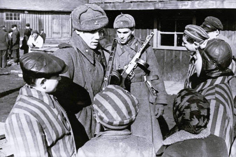 afshinrattansi's tweet image. On this day in 1945, Joseph Stalin’s Red Army liberates the Auschwitz and Birkenau concentration camps in which millions of Jews were killed.

Soviet troops found 370,000 men's suits, 837,000 articles of women's clothing, and 7 tonnes of human hair.

Soviet troops gave their…