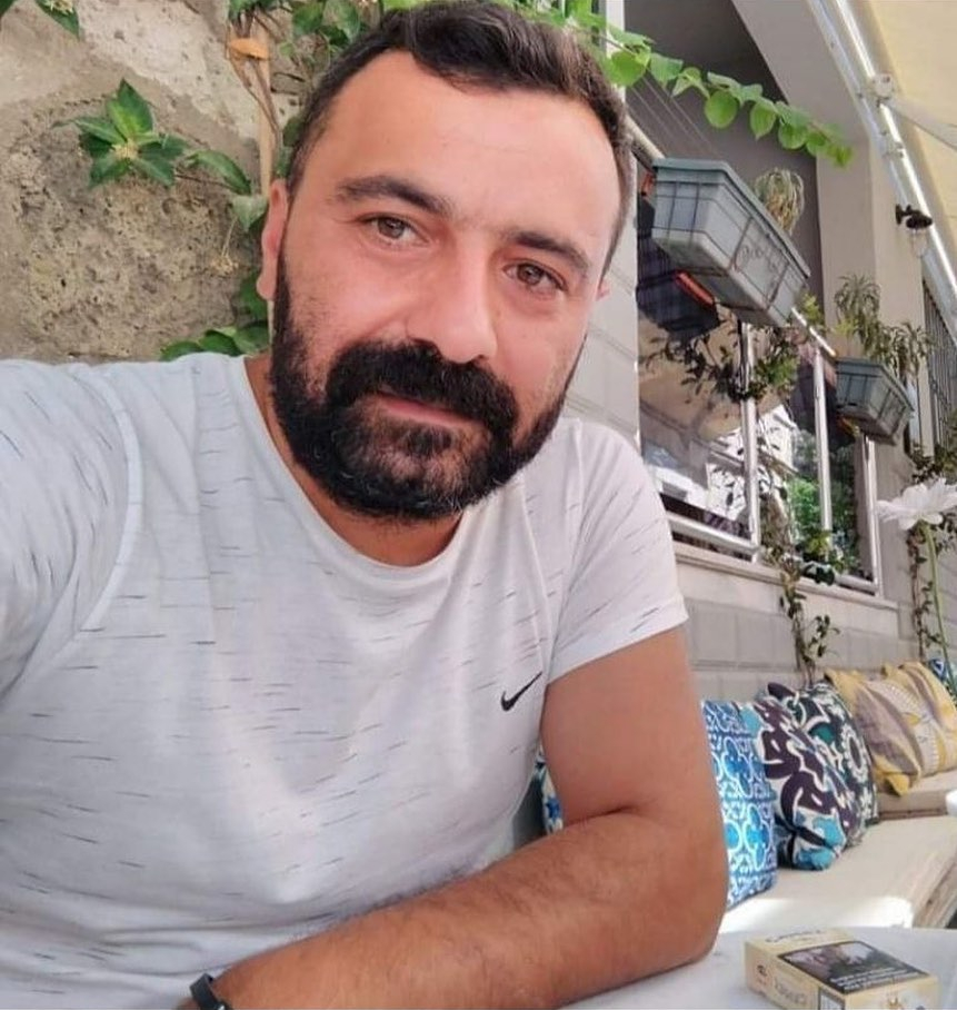 espistanbul's tweet photo. Çeteci Ünal Canik'in yalan beyanları nedeniyle 29 Ağustos'ta tutuklanan yoldaşımız Serkan Okatan, bugün 13. Ağır Ceza Mahkemesinde görülen duruşmada tahliye edildi.

Hoş geldin 💐 https://t.co/VB2EfPnU24