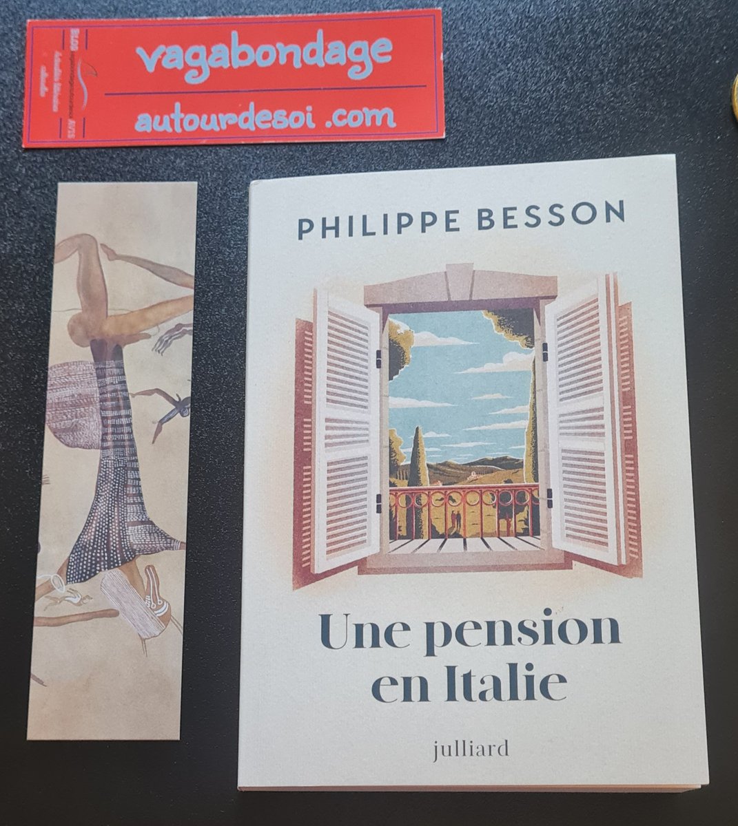 Matatoune1's tweet image. Dans #UnepensionenItalie, #PhilippeBesson mène l’enquête sur l’histoire de son grand-père. À partir d’un drame familial longtemps enfoui, il explore le désir, les préjugés sociaux et le poids du silence sur les descendants @Ed_Julliard
#LectureDuJour ⬇️ vagabondageautourdesoi.com/2026/01/20/phi…