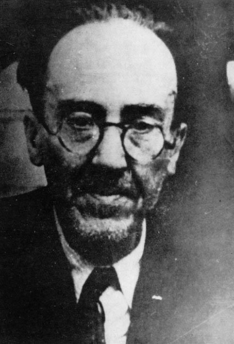 Una de las últimas fotografías de #AntonioMachado con vida. Fue tomada por Corpus Barga entre el 26 y el 27 de enero de 1939 al pasar la frontera de Francia, hace hoy 87 años. Machado falleció poco después, el 22 de febrero. 
"Soy, en el buen sentido de la palabra, bueno".