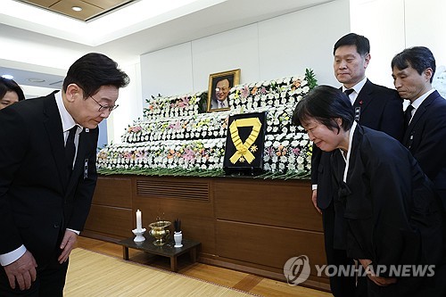 李대통령, 이해찬 前총리 빈소서 조문…국민훈장 무궁화장 추서
yna.co.kr/view/AKR202601…