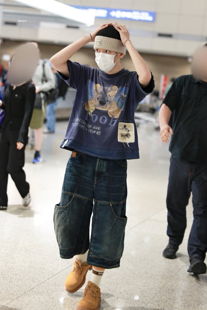 baekttf's tweet image. Baekhyun's style switchup post-enlistment and post-sm isnt talked about enough like he fully went from big tshirt cargo pants loser to fashionista opium baddie queen