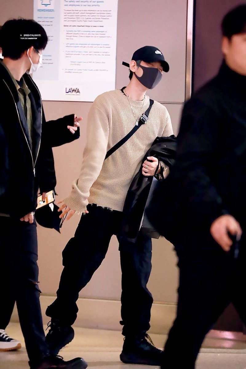 baekttf's tweet image. Baekhyun's style switchup post-enlistment and post-sm isnt talked about enough like he fully went from big tshirt cargo pants loser to fashionista opium baddie queen