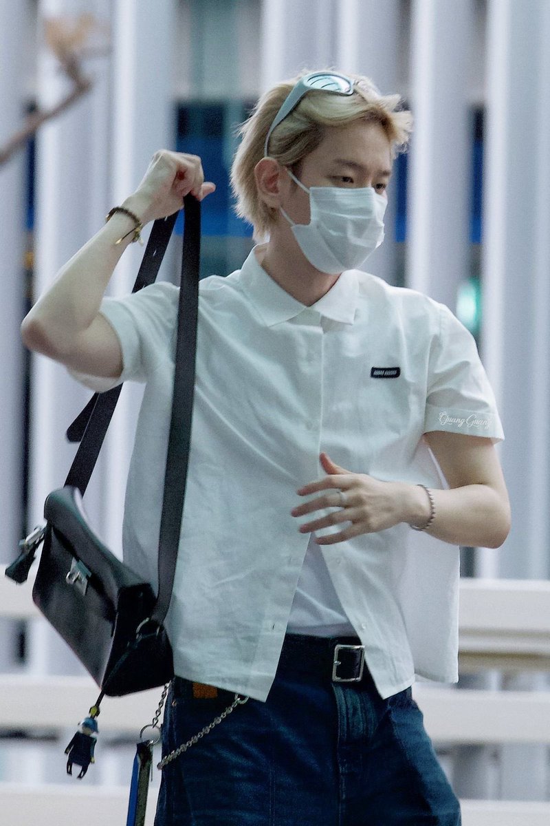 baekttf's tweet image. Baekhyun's style switchup post-enlistment and post-sm isnt talked about enough like he fully went from big tshirt cargo pants loser to fashionista opium baddie queen