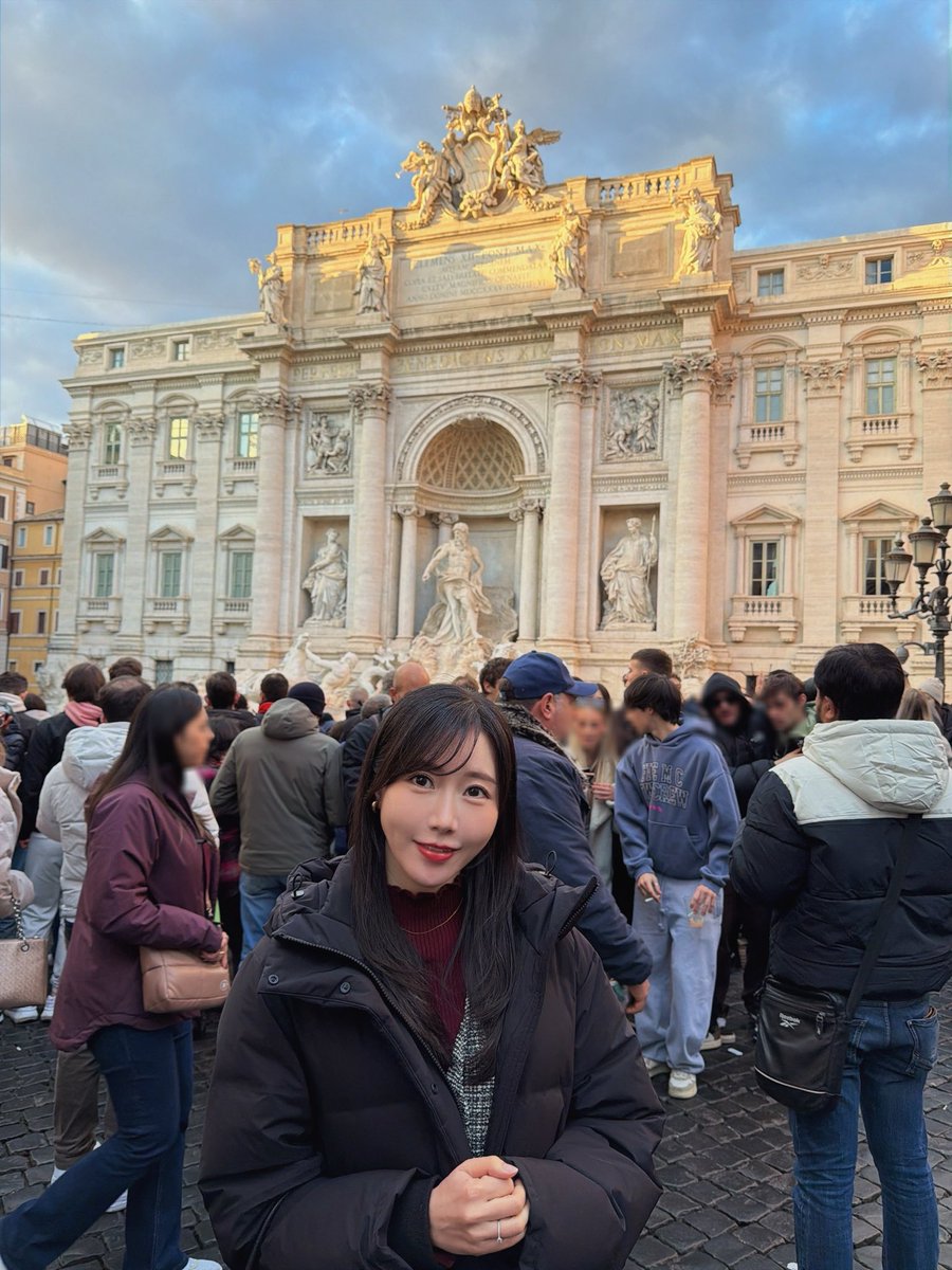 イタリア🇮🇹トレビの泉⛲️ コインを1枚投げて、 「またローマに来られますように」ってお願いしてきたよ🥰✨