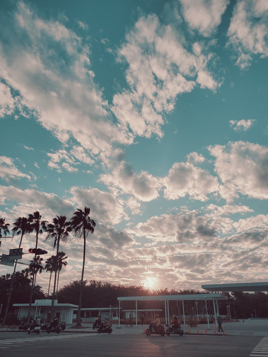 轉暖的台南，夕陽很迷人
沒有濾鏡的天空
意外有蒂芬妮藍的感受