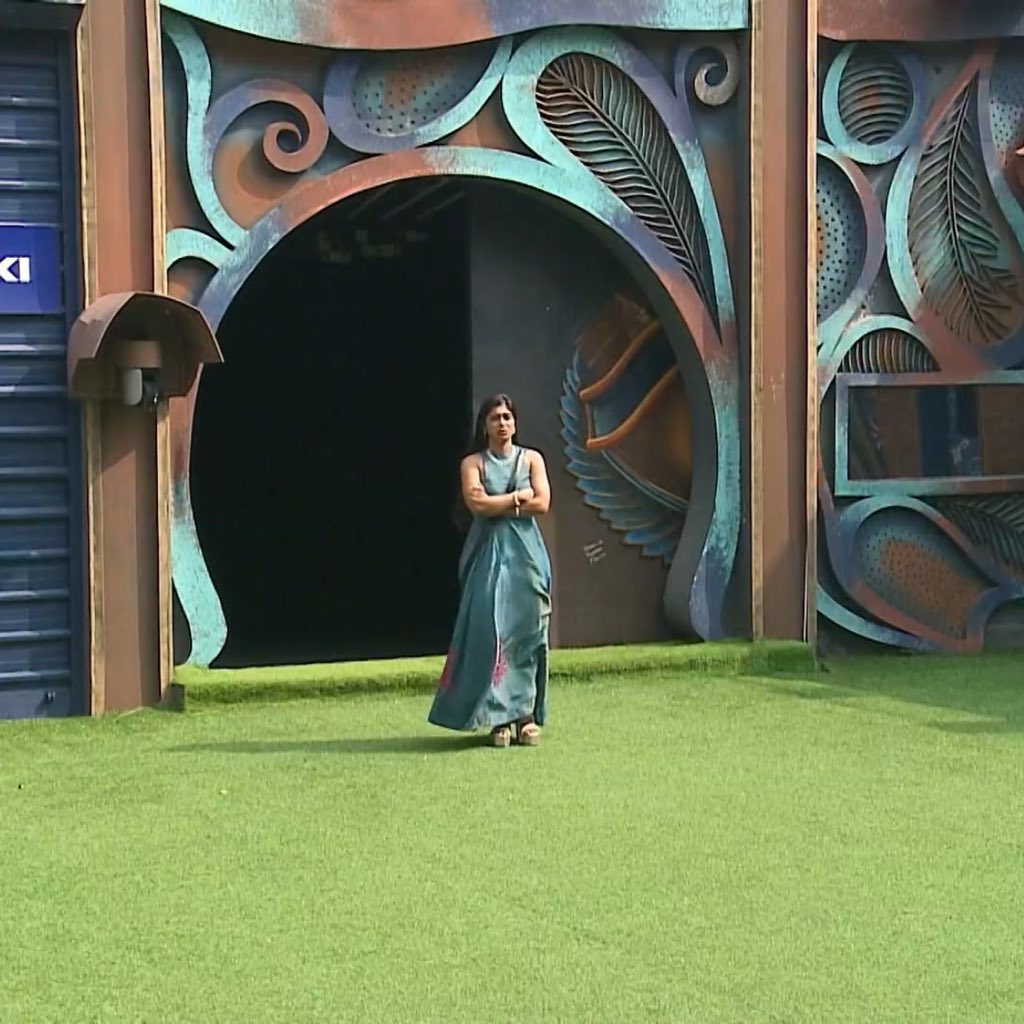She was not evicted through votes remember that clowns 🤡

Channel depended on her show was ruled by her 🔥

Agree or Not this season was Paaru season dha 💥💥💥

Yu can never Rename tat no matter wat 

#BiggBoss9Tamil
#BiggBossTamil9