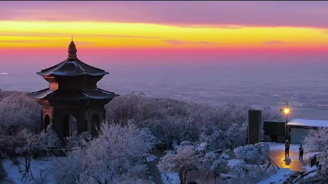 When golden hour lights up the frost, the world turns to art🌅. Watch the sunrise set the rime aglow—it's like stepping into a painting made of molten glass.
📍Huaguo Mountain, Lianyungang, east China's Jiangsu Province