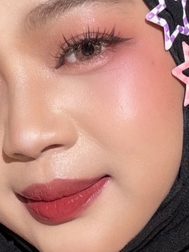 bulbulkun's tweet photo. Ngomongin coverage, ini lebih darderdor alias full high coverage! Pake dikit aja tuh langsung cerah flawless. Finishnya lebih ke satin, masih ada kilaunya tapi emang ga se-dewy yang Mad For Makeup👌

Yang ini juga minim oksidasi, ga bikin kulit kusam, masih cakep deh pokoknya! Kalopun ga diset bedak juga masih oke.. ga geser, ga cakey♥️
Oil controlnya juga lebih oke punya Make Over menurutku.