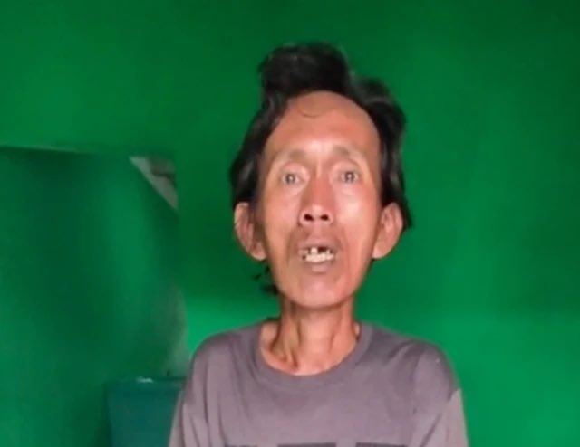 Gak cuma disuruh makan es yg habis dibenyek2 tangan si oknum ini, ternyata pak  sudarajat juga digampar, ditonjok, ditendang pake sepatau boots 😭😭

Bawa ke ke jalur hukum 2 org itu. Tolong LBH bantu dan dampingi bapak ini.
m.kumparan.com/kumparannews/t…