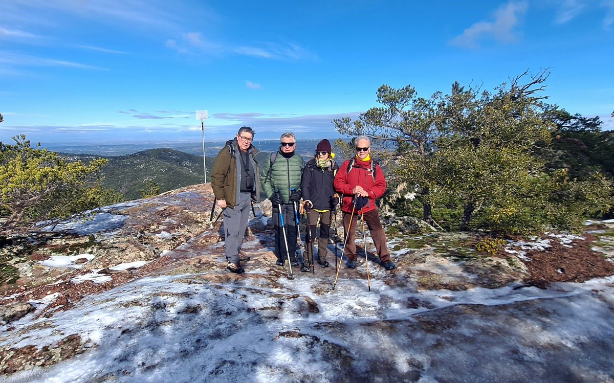 centredelectura's tweet image. 🥾 Amb motiu del 125è aniversari de la seva creació, la secció Excursionista del Centre de Lectura va fer, diumenge 25 de gener, una excursió en homenatge a Joaquim Santasusagna a la Mola dels Quatre Termes #Reus #excursionisme @FEEC_cat