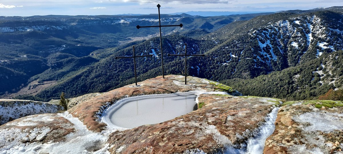 centredelectura's tweet image. 🥾 Amb motiu del 125è aniversari de la seva creació, la secció Excursionista del Centre de Lectura va fer, diumenge 25 de gener, una excursió en homenatge a Joaquim Santasusagna a la Mola dels Quatre Termes #Reus #excursionisme @FEEC_cat