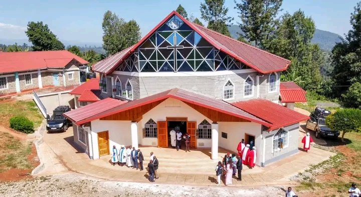 This is ACK Witima Church in Othaya where Gachagua was on Sunday. Bado swali ni moja, Wapi ile fence our party leader aliruka?😂😂