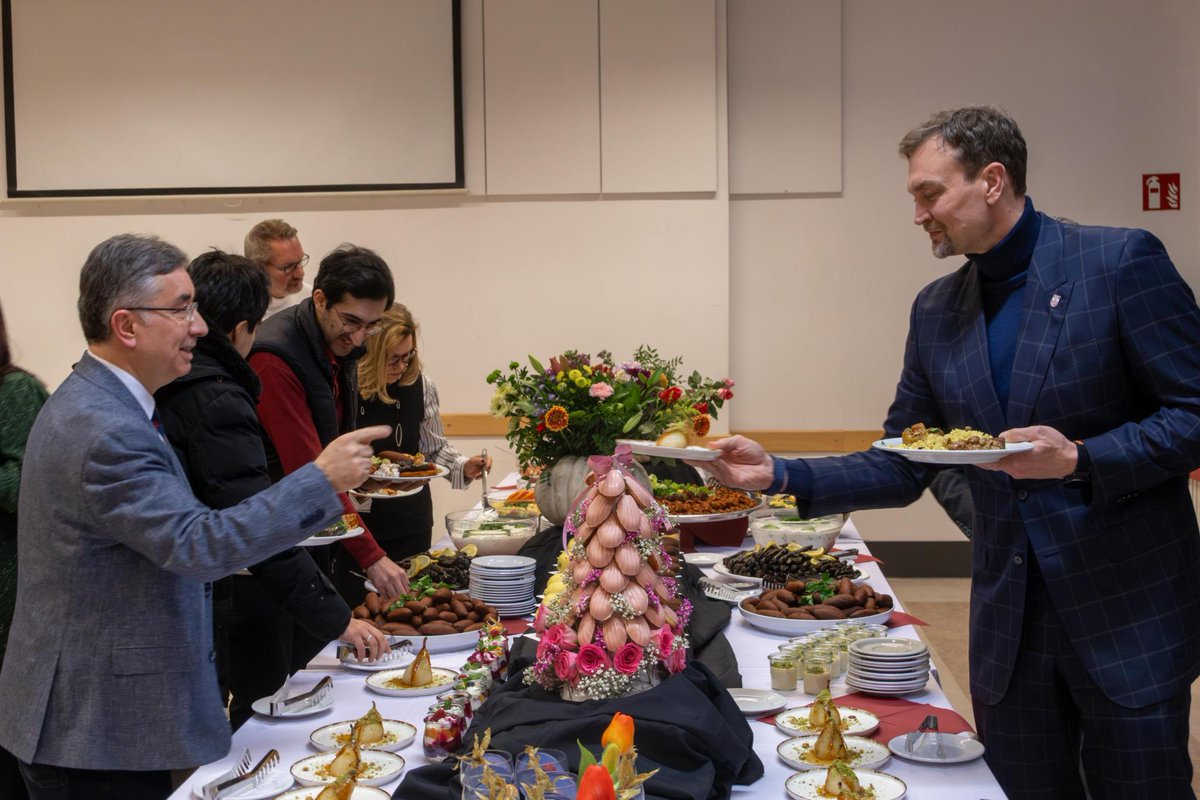 Was für ein schöner Start ins neue Jahr ✨🎉

Beim diesjährigen Neujahrsempfang kamen Mitarbeiter aus allen Bereichen und allen zwölf Einrichtungen unseres Trägers zusammen – von den Führungskräften, Pädagogen, über die Reinigungskräfte bis hin zum Mensapersonal 👏🏻👨🏻‍🏫👩🏻‍🏫