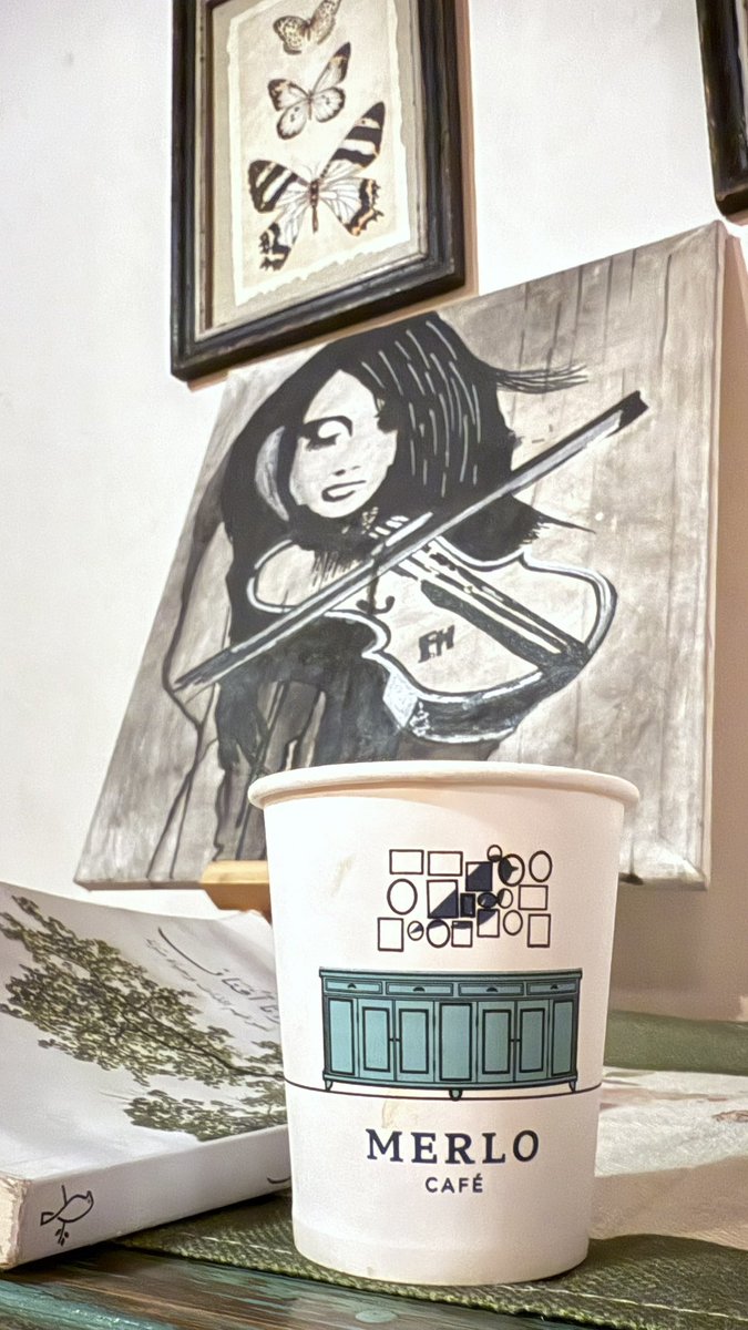 عازفة كمان تعزف للهدوء
وقهوة تُكمل اللحن ☕🎻