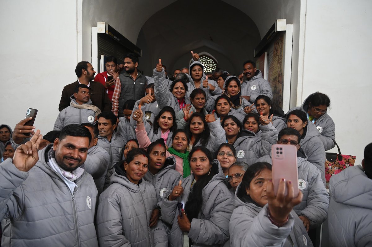 MoRD_GoI's tweet photo. Continuing their Delhi Darshan during Republic Day Celebrations 2026, Lakhpati Didis, PMAY–G beneficiaries, and SHG Didis along with their spouses visited the historic #HumayunsTomb, where history, architecture, and heritage come alive.

As they walked through the grand gardens and monuments, they experienced the beauty and legacy that have stood the test of time. For these women leaders, the visit was a moment of learning and inspiration.

गणतंत्र दिवस समारोह 2026 के दौरान दिल्ली दर्शन को आगे बढ़ाते हुए, लखपति दीदी, प्रधानमंत्री आवास योजना-ग्रामीण के तहत लाभान्वित महिलाएँ, स्वयं सहायता समूह की अग्रणी दीदियाँ अपने परिवार के साथ ऐतिहासिक हुमायूँ का मक़बरा का भ्रमण किया—जहाँ इतिहास, स्थापत्य और विरासत जीवंत दिखाई देते हैं।

भव्य बाग़ों और ऐतिहासिक स्मारकों के बीच चलते हुए उन्होंने भारत की सुंदरता और सदियों पुरानी विरासत को करीब से महसूस किया। इन महिलाओं के लिए यह यात्रा सीखने और प्रेरणा लेने का एक खास पल रही, जिसने उनके सशक्तिकरण के सफर को और मजबूत किया।

#DelhiDarshan #RepublicDay2026 #ProsperousDidis #SchemesofRD #WomenEmpowerment #ViksitBharat2047 #AtmanirbharBharat #DAYNRLM #MoRD #RuralIndia #WomenLedDevelopment #IncredibleIndia