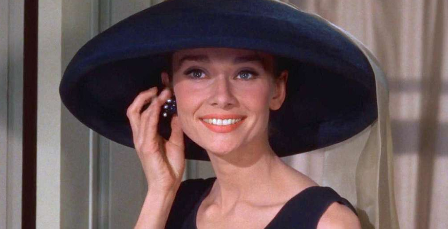 pasionhabanos's tweet photo. Hay pocos títulos cinematográficos que hayan alcanzado el éxito y el reconocimiento de “Desayuno con diamantes”. 💎 Protagonizada por la  Audrey Hepburn, esta película de tono tragicómico es una adaptación de “Desayuno en Tiffany’s”, escrita por el aclamado Truman Capote. Pero, ¿en qué difiere la novela del filme? En este Pura Cultura te lo contamos a fondo. 👉 https://t.co/NdhiMn1LTZ