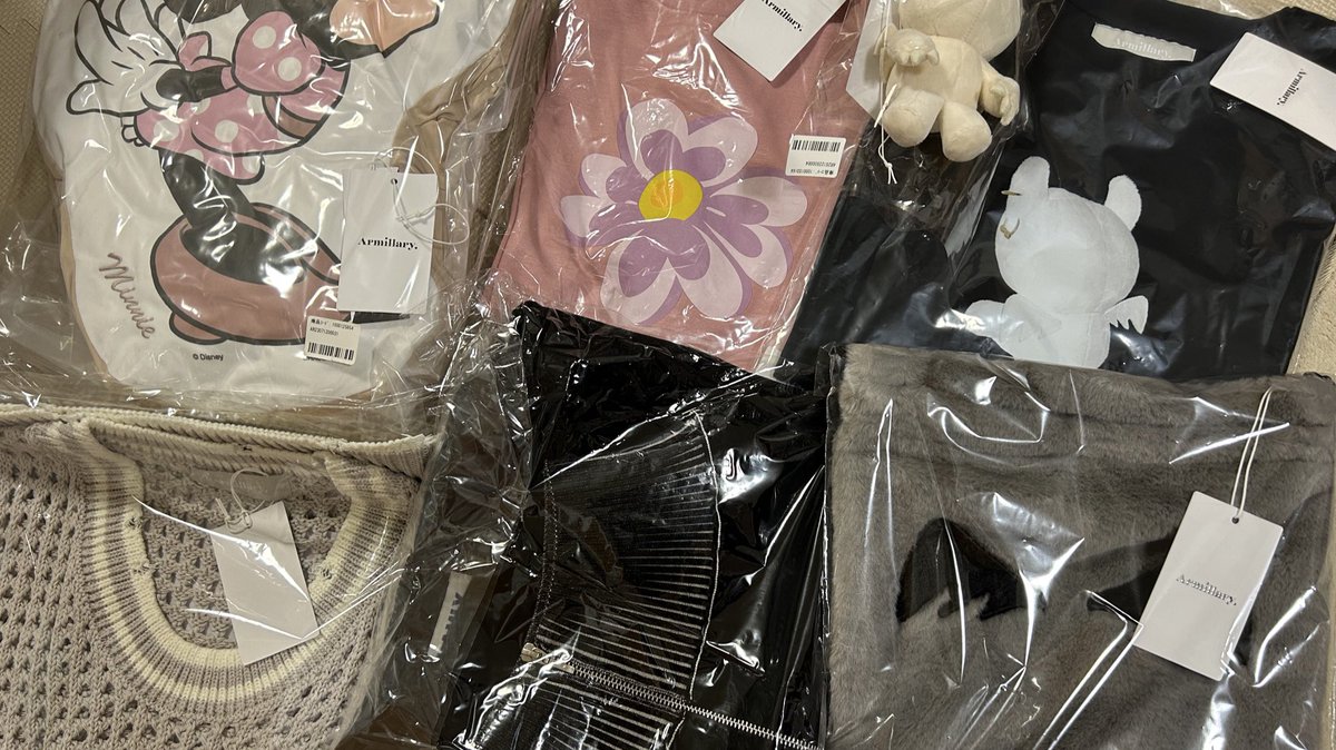 maru_0112's tweet photo. アミラ『25 HAPPY BAG』
キタ━(゚∀゚)━!
1番目玉?の黒のトップス持ってるやーつwww
Tシャツ黒嬉しい🖤"(ノ*>∀<)ノ
#Armillary.
#armillary #amly #アーミラリ https://t.co/rm2y3sdvYn