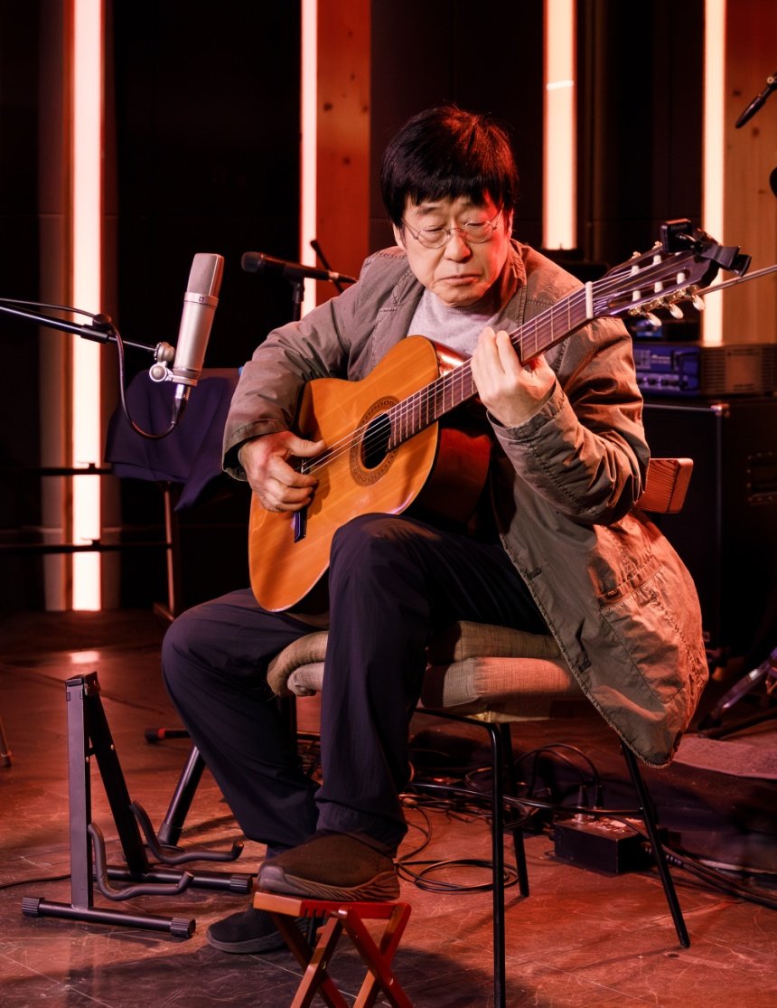 WhiteTamar1's tweet image. Veteran Singer Kim Changwan mentions in today interview he likes G-DRAGON. He said GD is the junior he's keeping an eye on. Added, "G-Dragon is quite charming". He also said GD give him great hope.

#GDRAGON #inspiration in every generation 💖👆