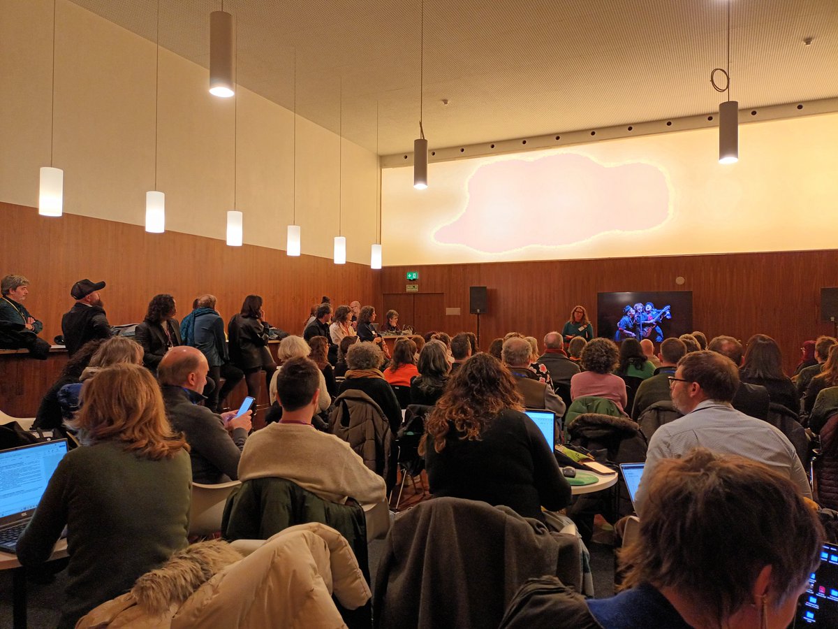 Estamos en los encuentros con la creación de Teatro y Circo dentro de 
#MADferia2026 <a href="/madferia/">MADferia</a> <a href="/Artemad_asoc/">ARTEMAD</a> <a href="/AytoPinto/">Ayuntamiento de Pinto</a>