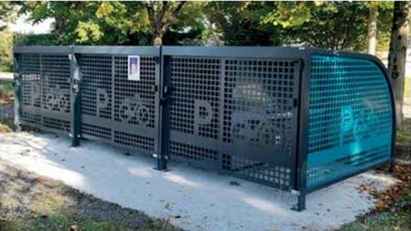 Avec le soutien d'#AlvéolePlus, deux nouveaux box à vélos, offrant chacun trois emplacements sécurisés, ont été installés dans la commune de la Crèche (79). 
Bientôt 112 arceaux et une nouvelle piste cyclable 👏
En savoir plus dans cet article : bit.ly/45riBga