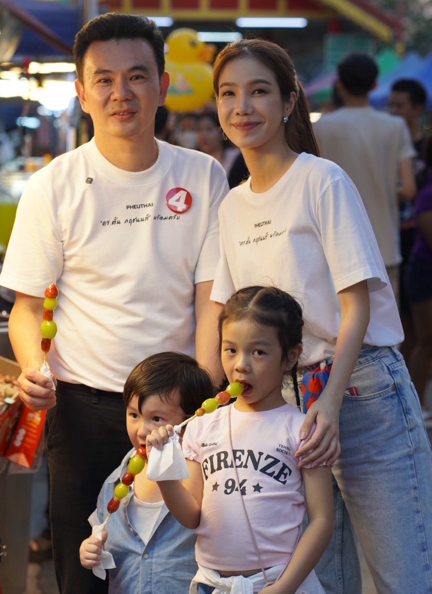 เบื้องหลังการหาเสียง มี "กองหนุน" ที่แข็งแกร่งที่สุดคือแม่ผม ภรรยาและเด็กๆ ครับ! 💪✨

รอบนี้ภรรยาต้องควบสองตำแหน่ง ทั้งดูธุรกิจและคุมทีมเจ้าตัวแสบที่บ้าน แต่ผมก็ไม่พลาดที่จะพาเด็กๆ มาลงสนามจริงด้วย ถือเป็นวิชา "ชีวิต" ให้เขาได้หัดไหว้ สื่อสารกับผู้คน