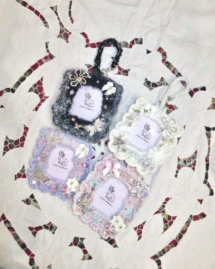 限定アイテムとして、 今シーズンの世界観を詰め込んだバッジsetや