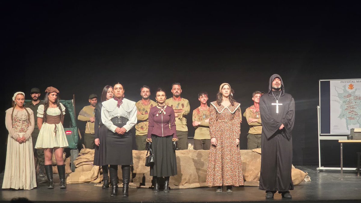 EgitimSenVan's tweet image. Eğitim Sen Van Şubesi Tiyatro Topluluğu
Irwin Shaw’un “Ölüleri Gömün” adlı oyununu Van Devlet Tiyatrosu sahnesinde ikinci kez başarıyla sahneledi.
Savaşın, ölümün ve itaatin karşısına sanatı koyan bu güçlü emekte yer alan tüm oyuncularımızı ve emeği geçenleri kutluyoruz.
Sanatla…