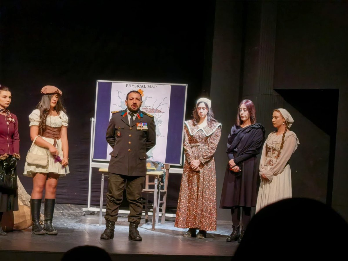 EgitimSenVan's tweet image. Eğitim Sen Van Şubesi Tiyatro Topluluğu
Irwin Shaw’un “Ölüleri Gömün” adlı oyununu Van Devlet Tiyatrosu sahnesinde ikinci kez başarıyla sahneledi.
Savaşın, ölümün ve itaatin karşısına sanatı koyan bu güçlü emekte yer alan tüm oyuncularımızı ve emeği geçenleri kutluyoruz.
Sanatla…